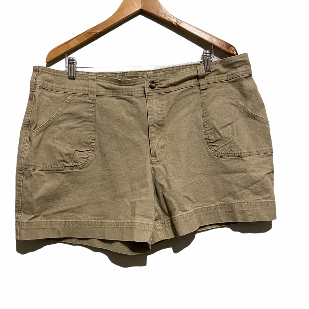 ☘️Cabela’s women’s tan shorts (Please Read)